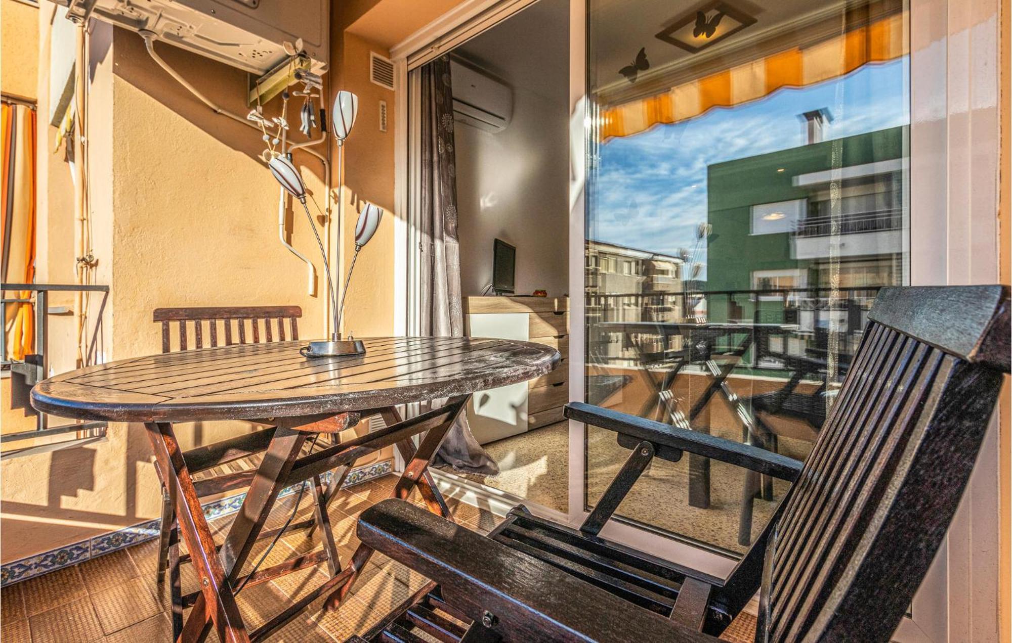 1 Bedroom Nice Apartment In Pineda De Mar Esterno foto
